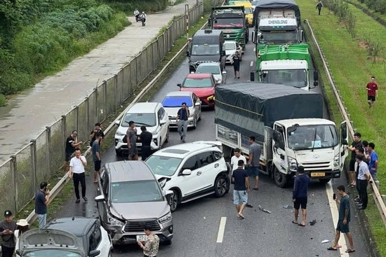 Bản tin chiều 22/9: 5 ô tô va chạm liên hoàn, cao tốc ùn tắc nghiêm trọng