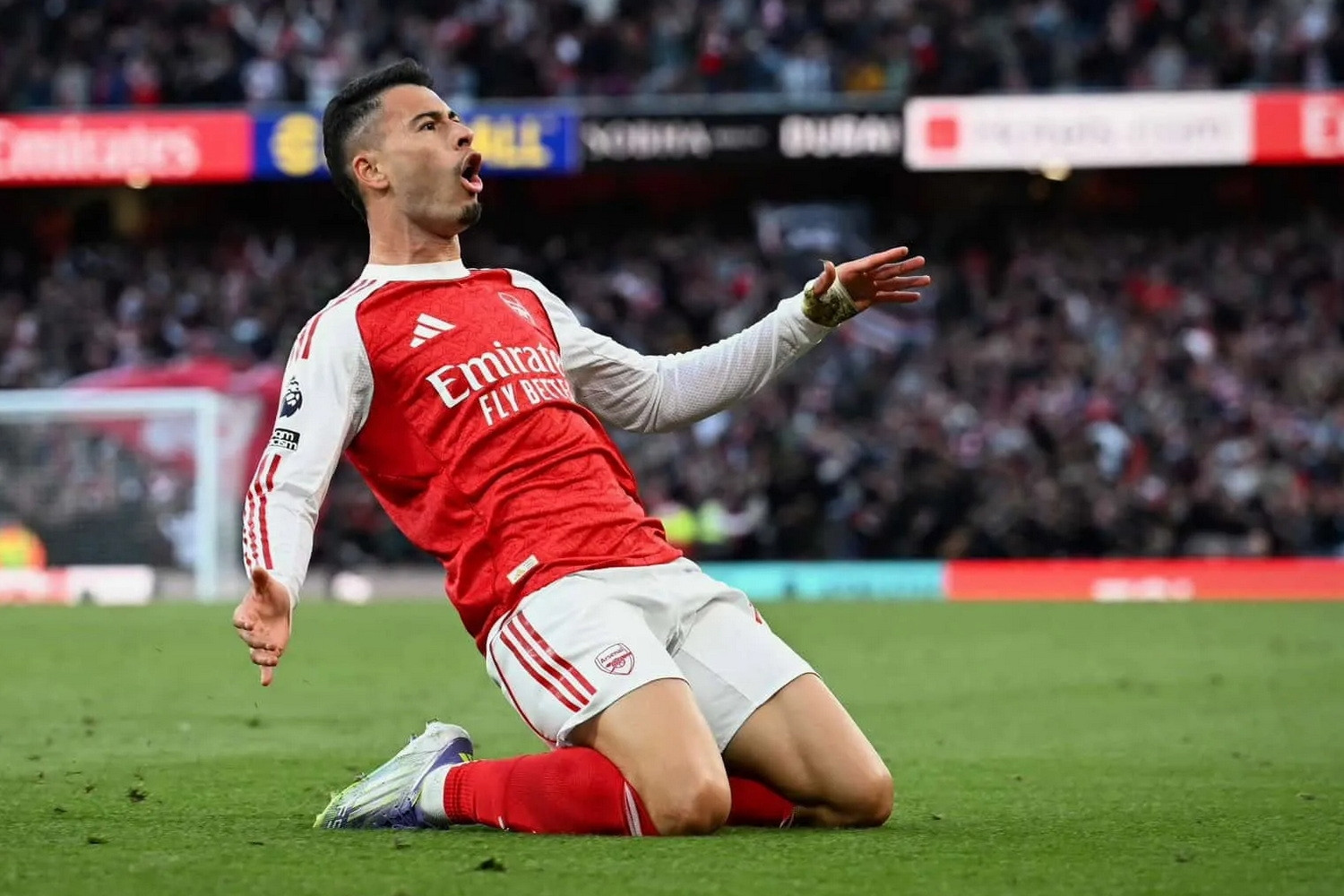 Arsenal hòa nghẹt thở Man City: Phép màu Gabriel Martinelli