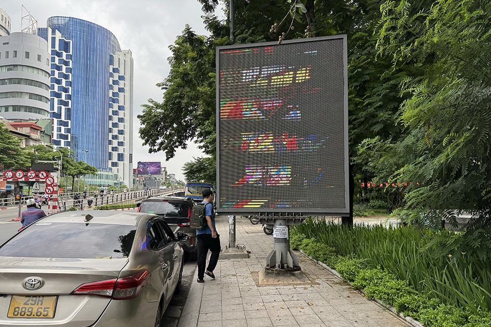Biển quảng cáo lạ lùng trên vỉa hè ở Hà Nội, người đi bộ chật vật lách qua