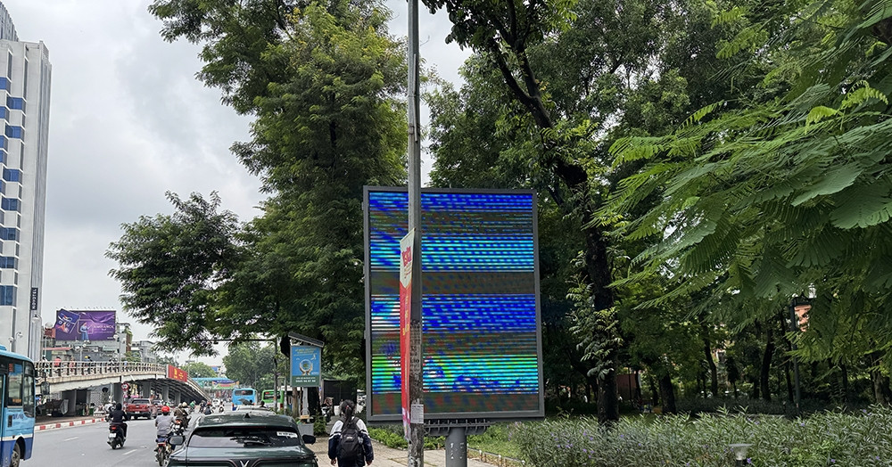 Biển quảng cáo lạ lùng trên vỉa hè ở Hà Nội, người đi bộ chật vật lách qua