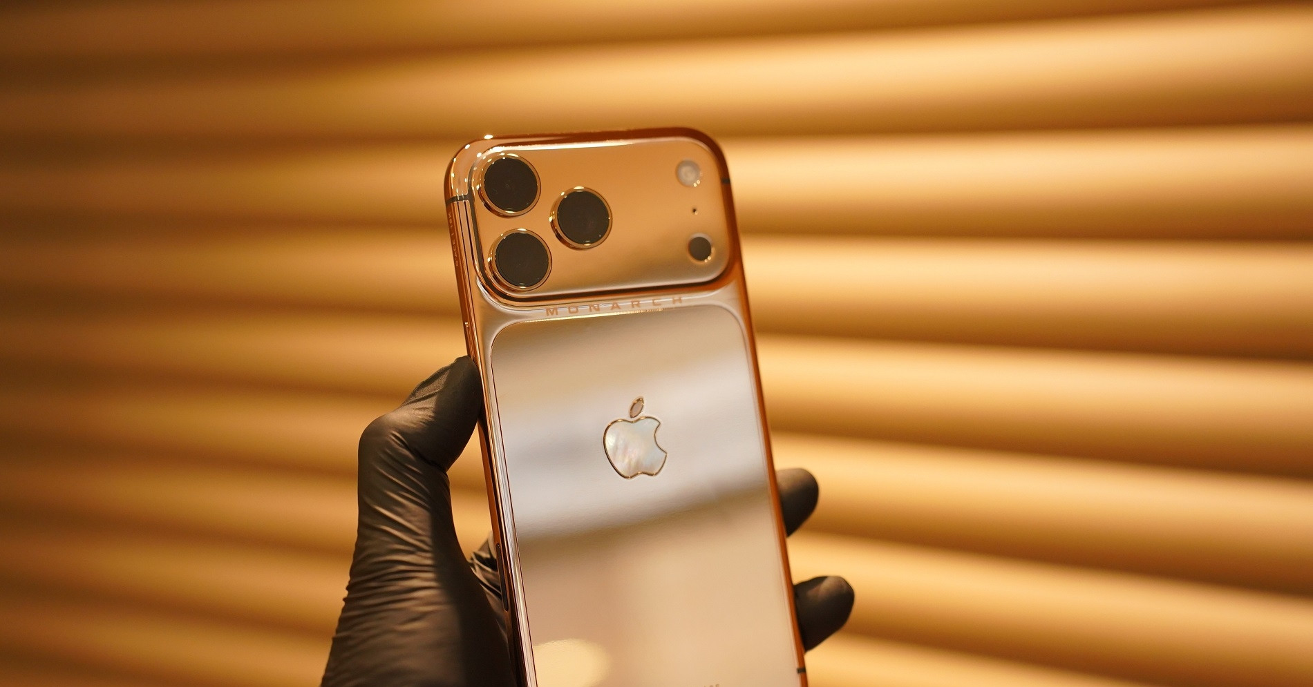 Cận cảnh iPhone 17 Pro Max mạ vàng do nghệ nhân Việt chế tác 33 tiếng liên tục