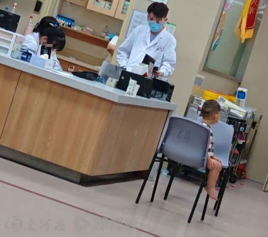 cậu bé trung quốc sống bên thi thể mẹ