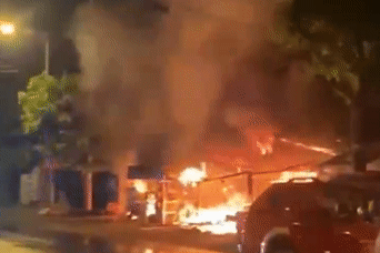 Cháy chợ ở TPHCM: Tiểu thương òa khóc nhìn tài sản bị thiêu rụi chỉ sau một đêm