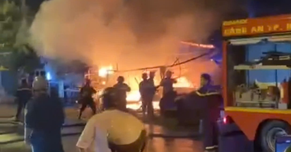 Cháy chợ ở TPHCM: Tiểu thương òa khóc nhìn tài sản bị thiêu rụi chỉ sau một đêm