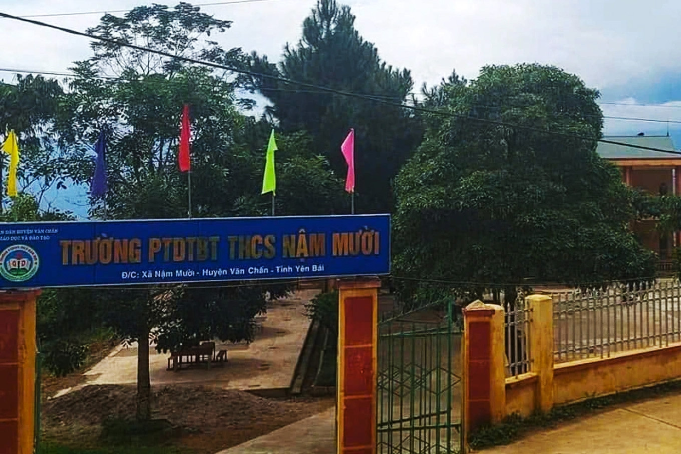 Đổ trụ cổng trường học ở Lào Cai, 2 anh em ruột tử vong thương tâm