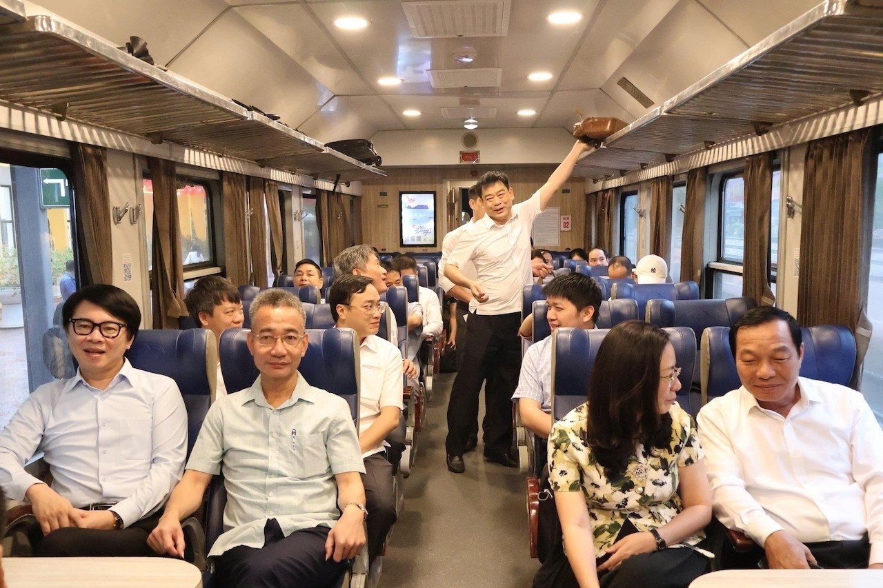 Giám đốc sở ở Hải Phòng đi làm bằng tàu hoả, mỗi lần tốn 55 nghìn đồng