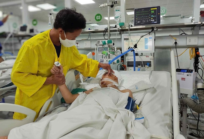 Hai anh em nguy kịch sau tai nạn, cha nghèo bất lực cầu cứu