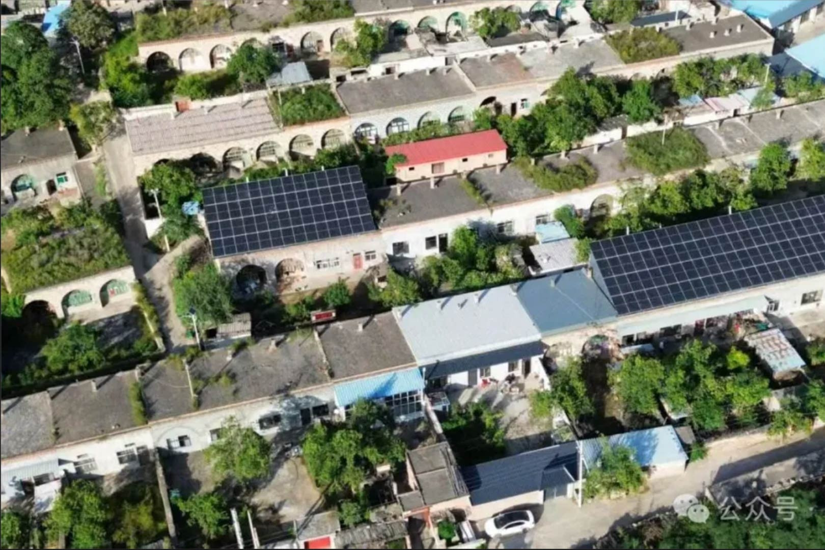 Hàng trăm tấm pin điện mặt trời mái nhà giúp cả làng đổi đời