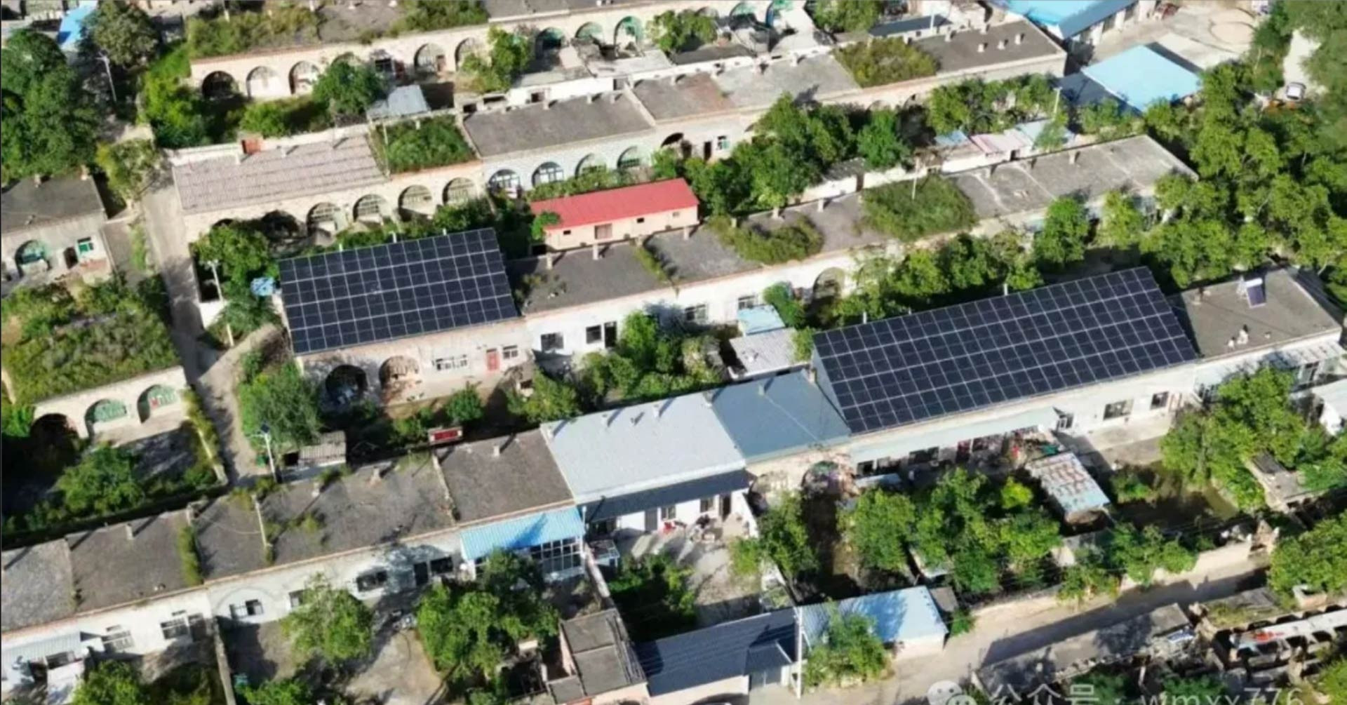 Hàng trăm tấm pin điện mặt trời mái nhà giúp cả làng đổi đời