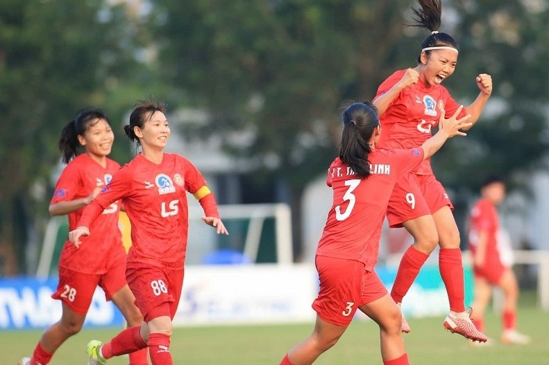 Chung kết lượt đi bóng đá nữ: Huỳnh Như bùng nổ ‘giải cứu’ TP.HCM I