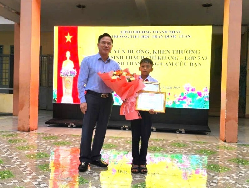 Nam sinh cứu bạn thoát khỏi lưỡi dao oan nghiệt 1.jpg