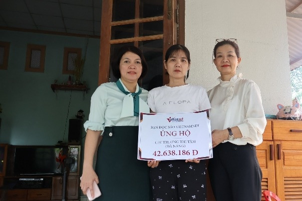 Người phụ nữ nghèo bật khóc khi được bạn đọc hỗ trợ gần 43 triệu truyền hóa chất