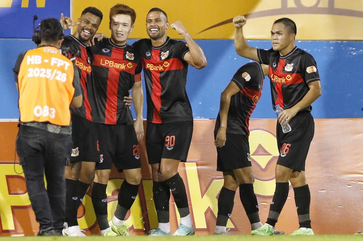 Hoàng Đức ghi tuyệt phẩm, Ninh Bình hạ đẹp ĐKVĐ Nam Định