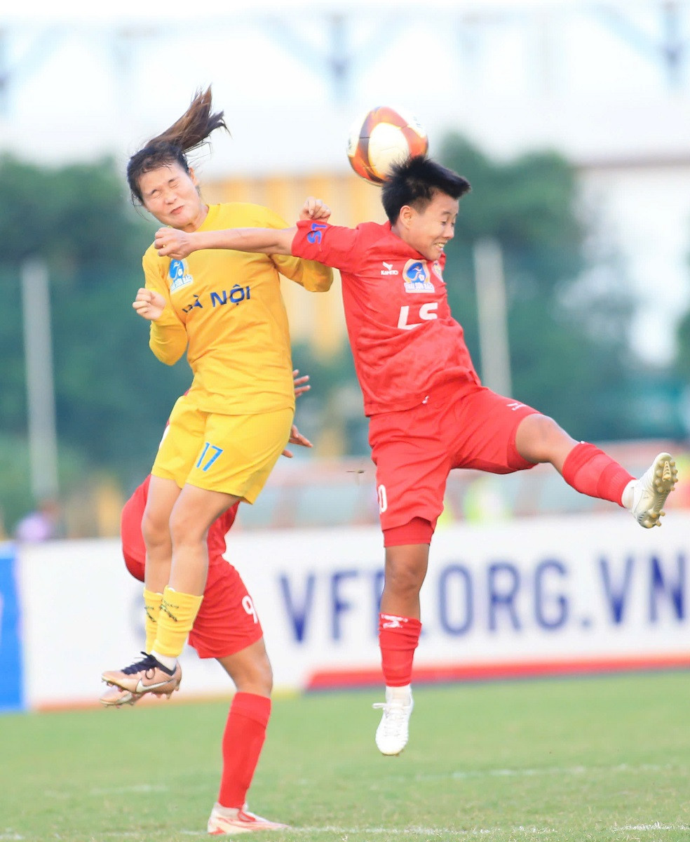 nu Ha Noi ao vang.jpg