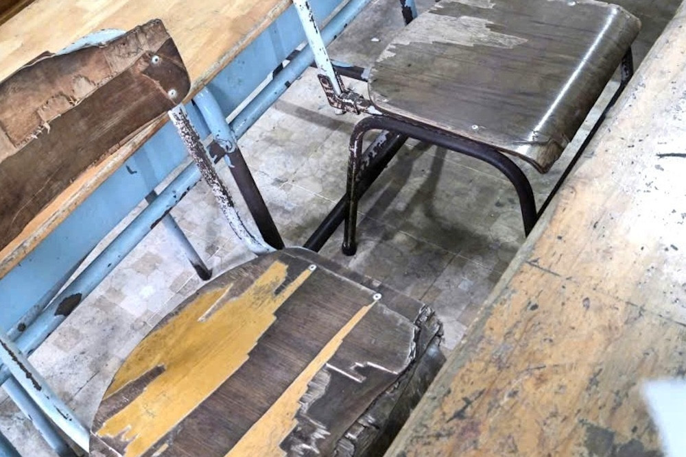 Phụ huynh xót cảnh học sinh ngồi ghế hỏng, Chủ tịch TPHCM chỉ đạo mua mới ngay