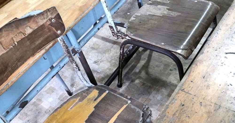 Phụ huynh xót cảnh học sinh ngồi ghế hỏng, Chủ tịch TPHCM chỉ đạo mua mới ngay