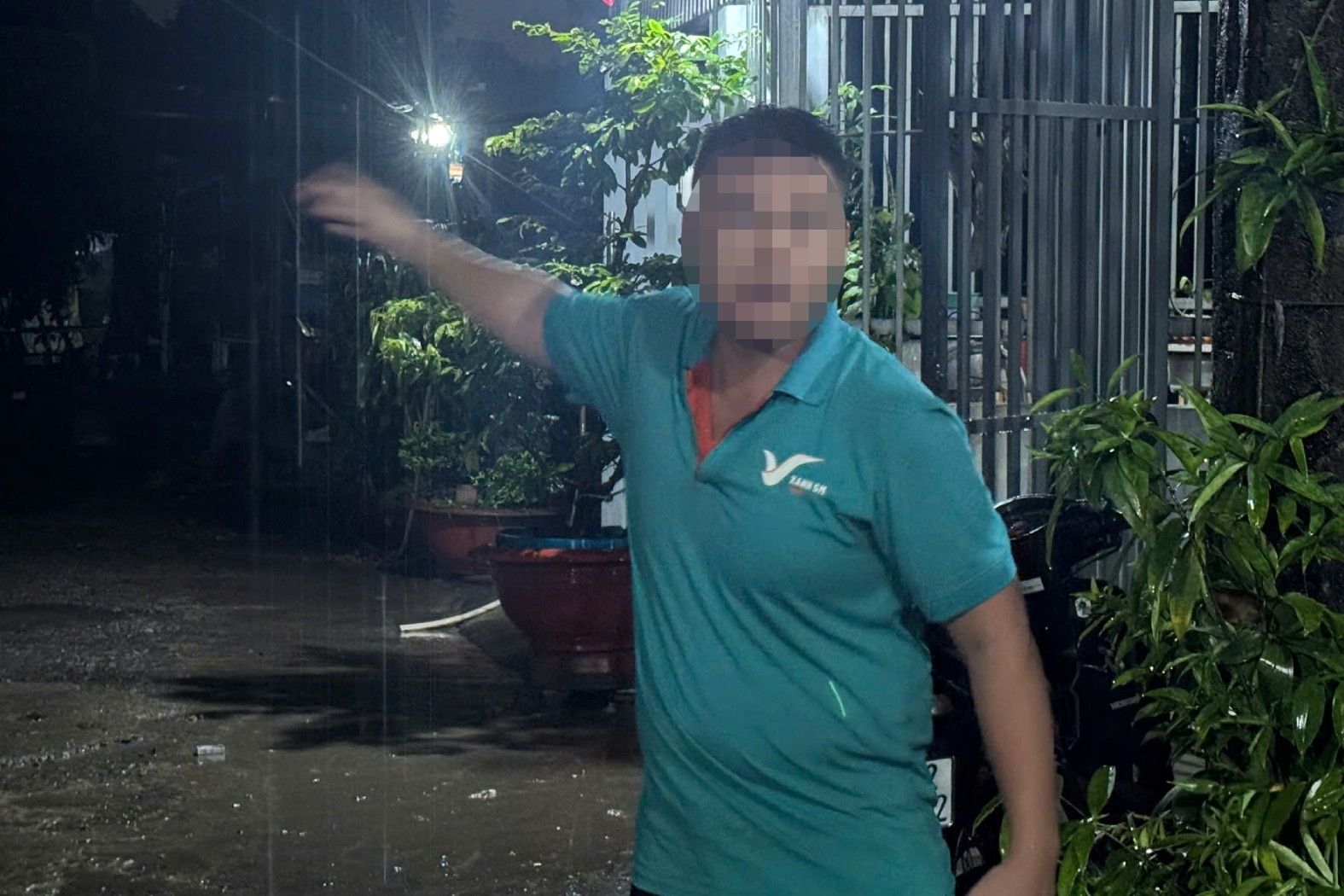 Tài xế kể phút sinh tử khi xe điện bị nước cuốn trôi