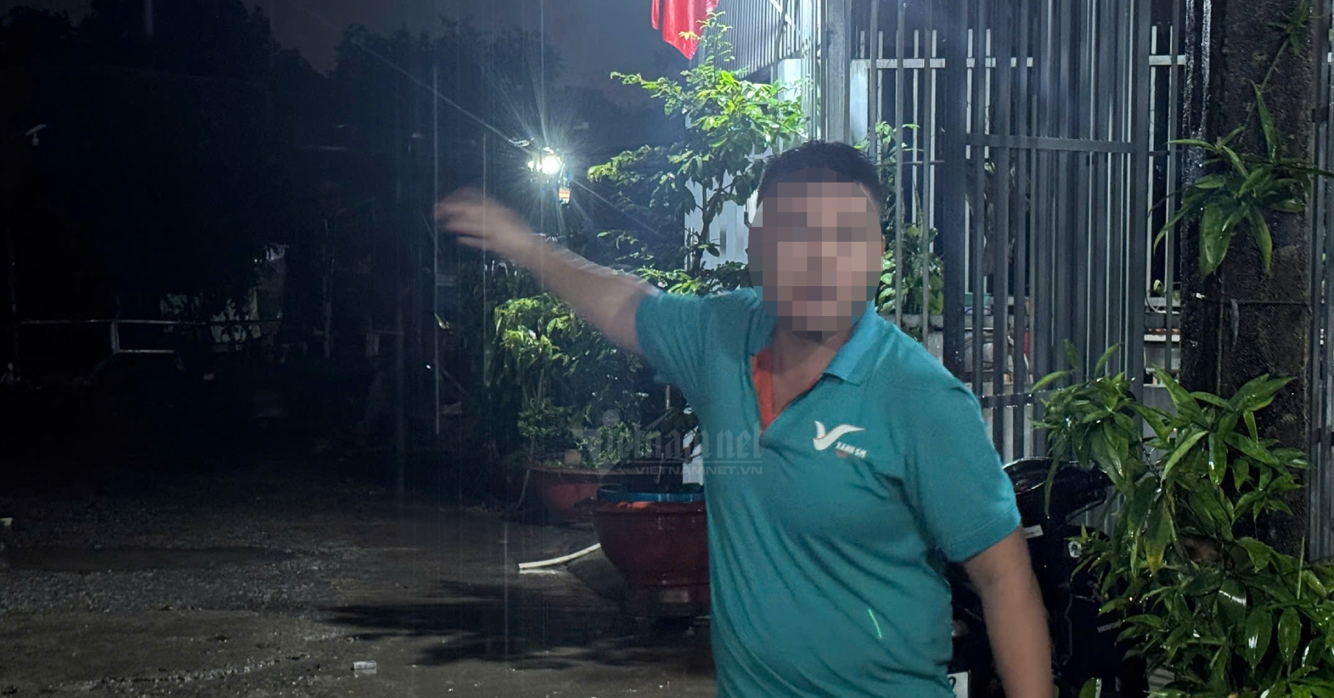 Tài xế kể phút sinh tử khi xe điện bị nước cuốn trôi