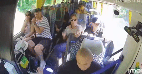 Tài xế xử lý tình huống &amp;apos;thót tim&amp;apos; ở Tuyên Quang, khách Tây vỗ tay tán thưởng