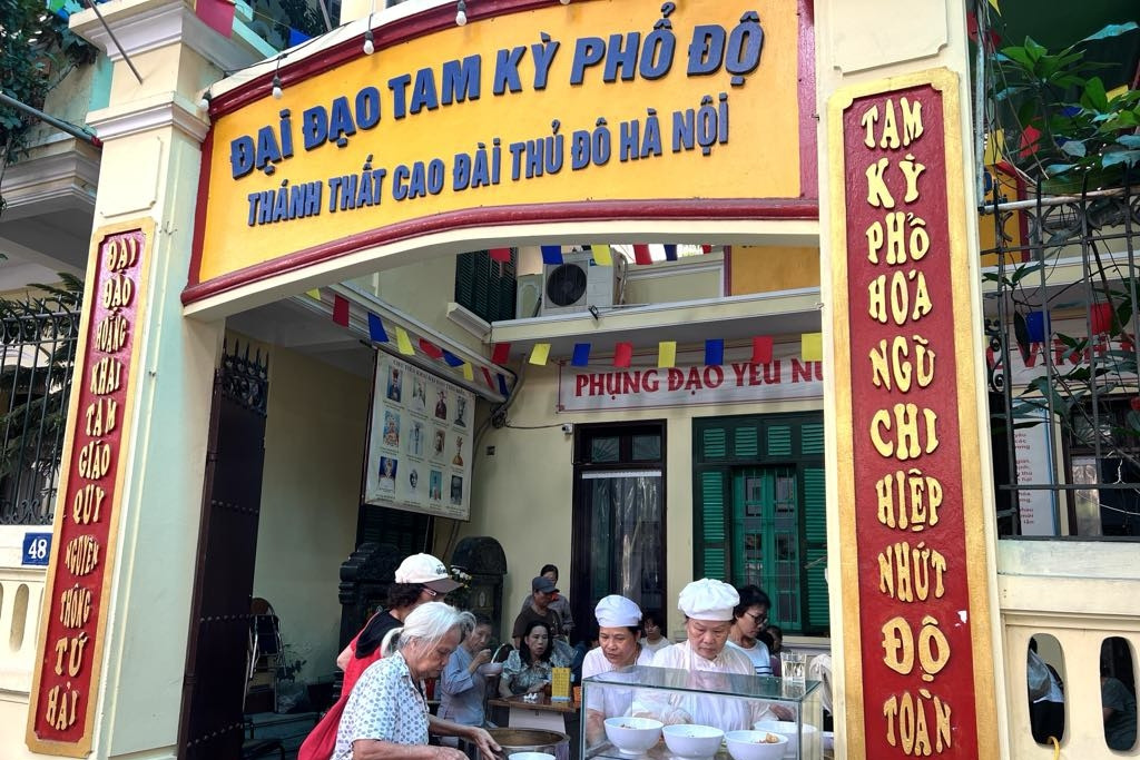 Thánh thất ở Hà Nội phát bún riêu chay miễn phí vào mồng Một hàng tháng