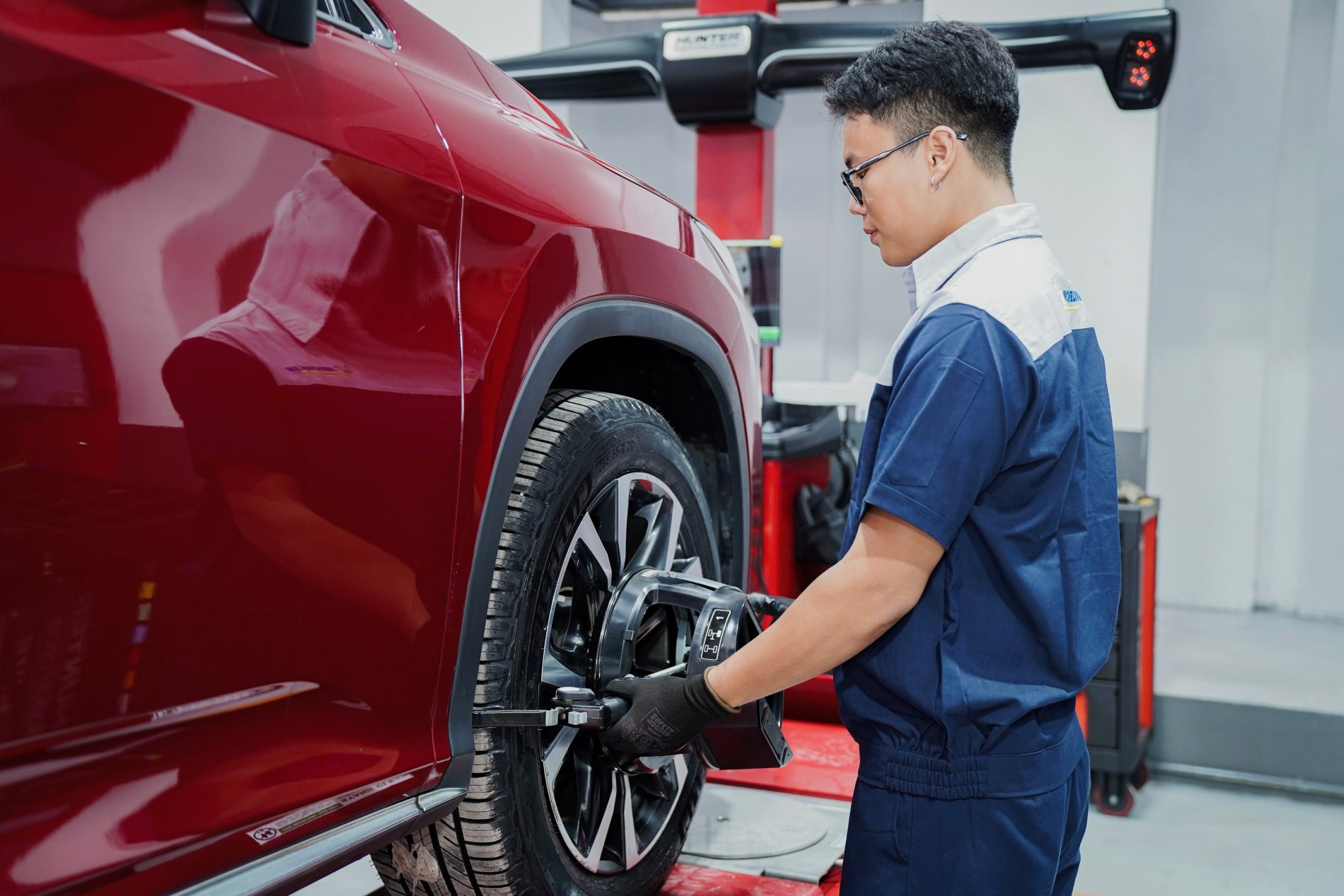 Thay lốp xe mới, có cần tốn thêm tiền để chỉnh độ chụm, cân bằng động?