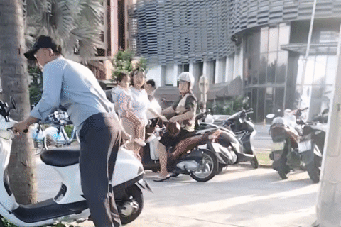 Thực hư clip bảo vệ bãi biển Đà Nẵng xô đổ xe máy du khách chắn lối vỉa hè
