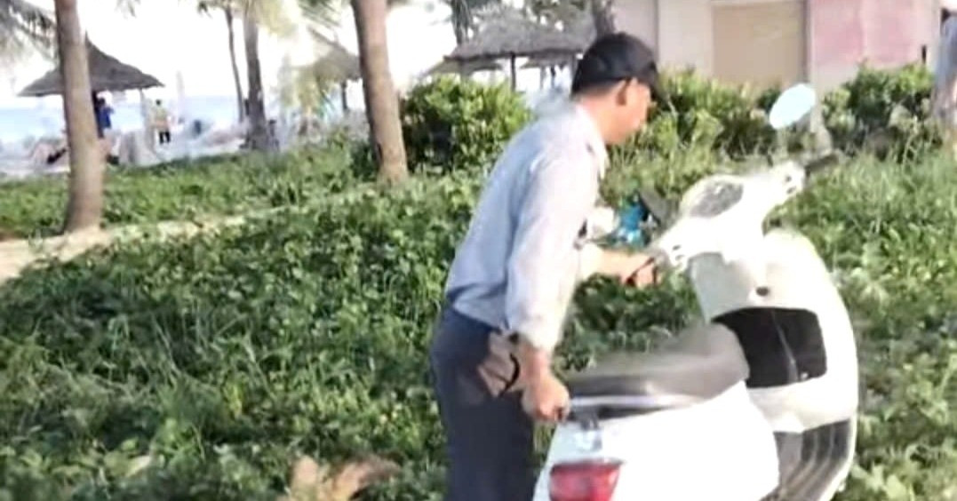 Thực hư clip bảo vệ bãi biển Đà Nẵng xô đổ xe máy du khách chắn lối vỉa hè
