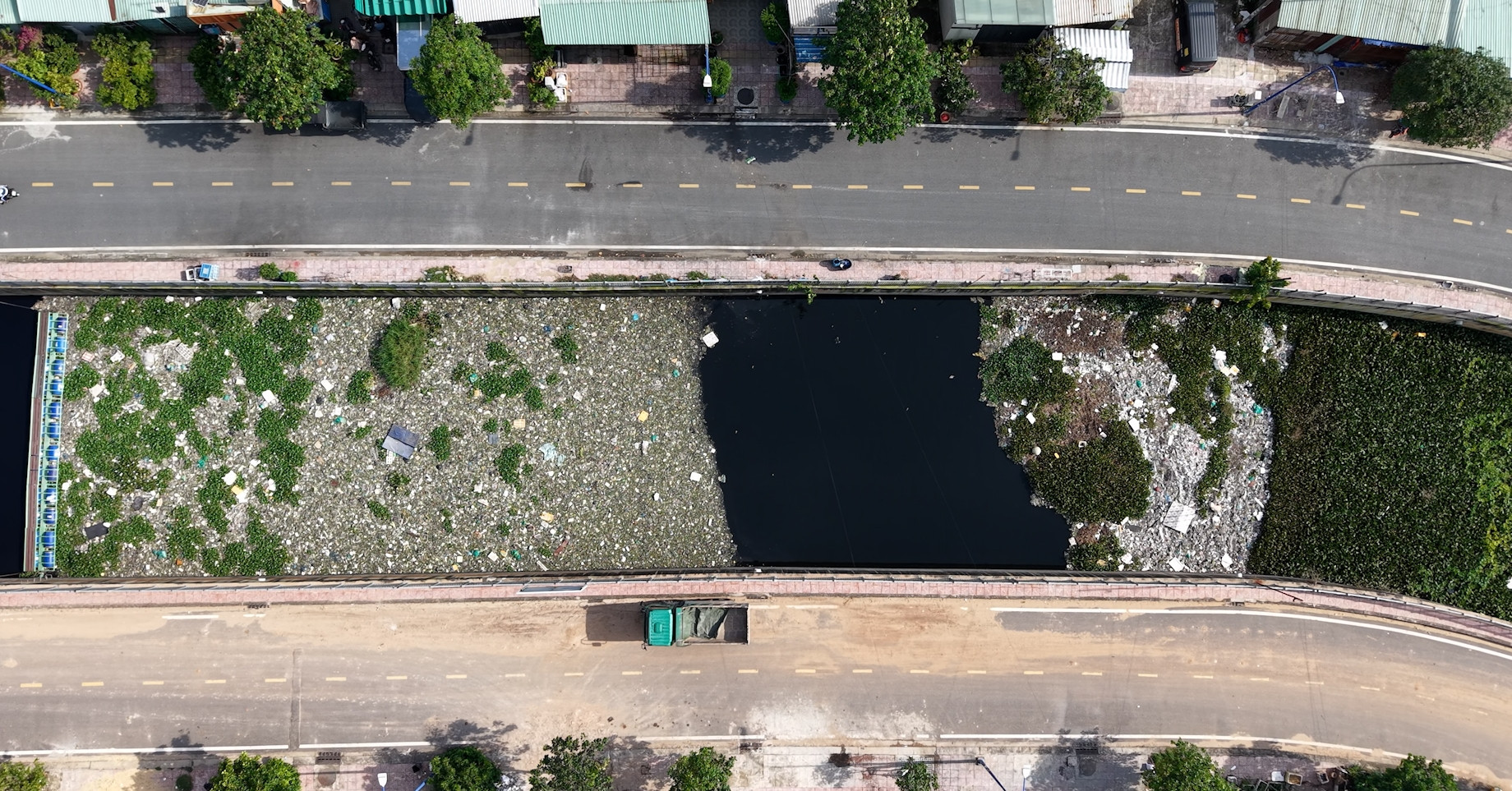 TPHCM: Kênh Nước Đen vẫn đặc kín rác, bốc mùi hôi thối sau hơn 2 năm cải tạo