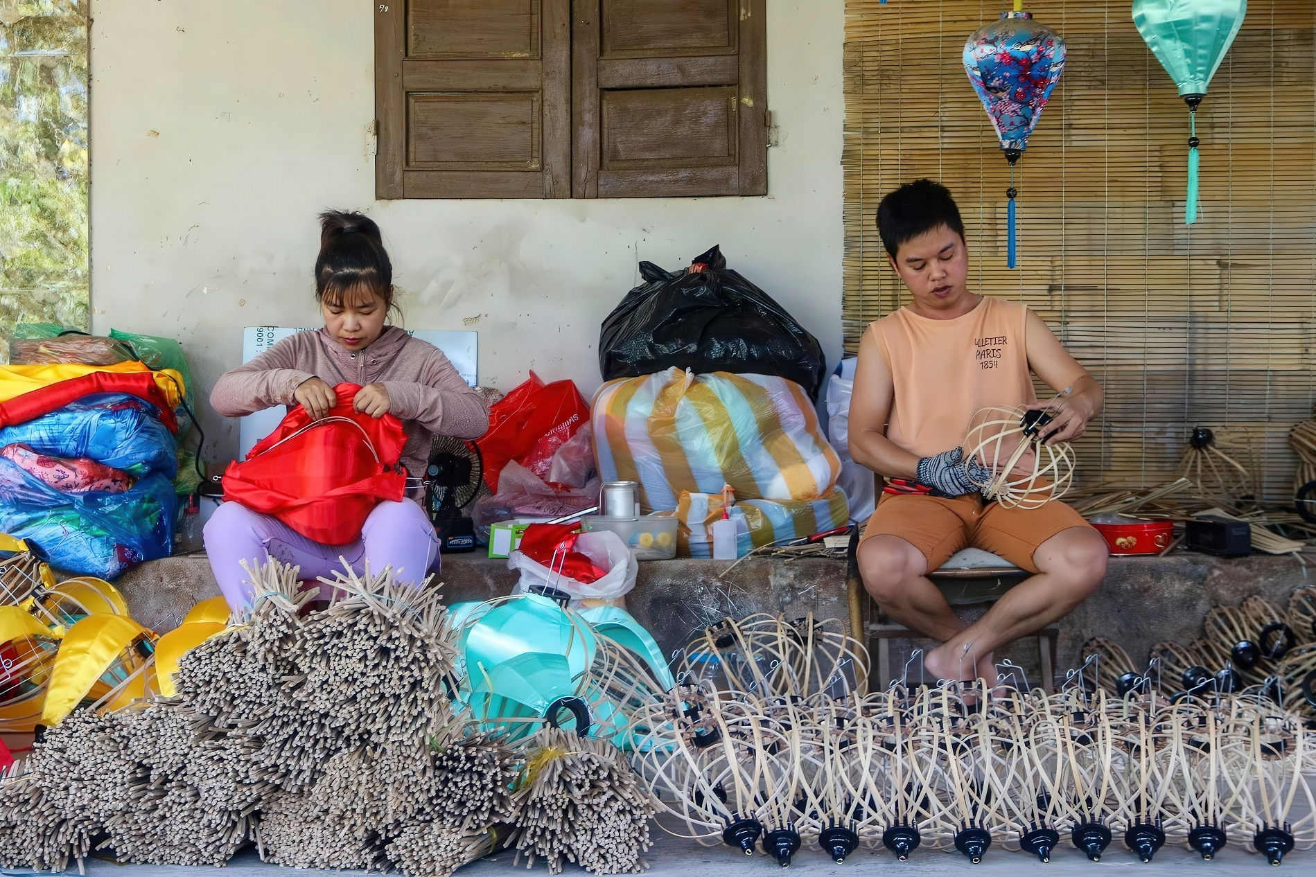 'Trắng tay' ở TPHCM, 9X về Đà Nẵng nối nghiệp cha, đưa đèn lồng ra thế giới