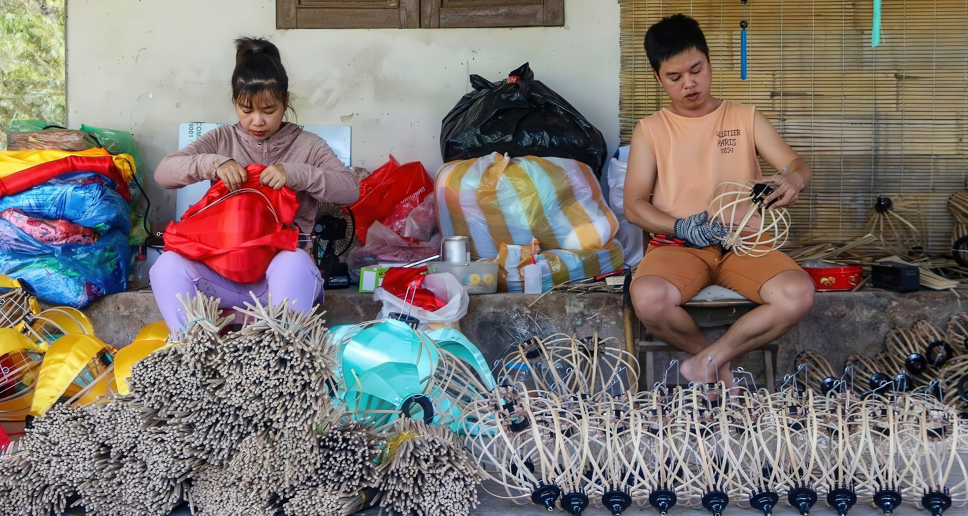 &amp;apos;Trắng tay&amp;apos; ở TPHCM, 9X về Đà Nẵng nối nghiệp cha, đưa đèn lồng ra thế giới