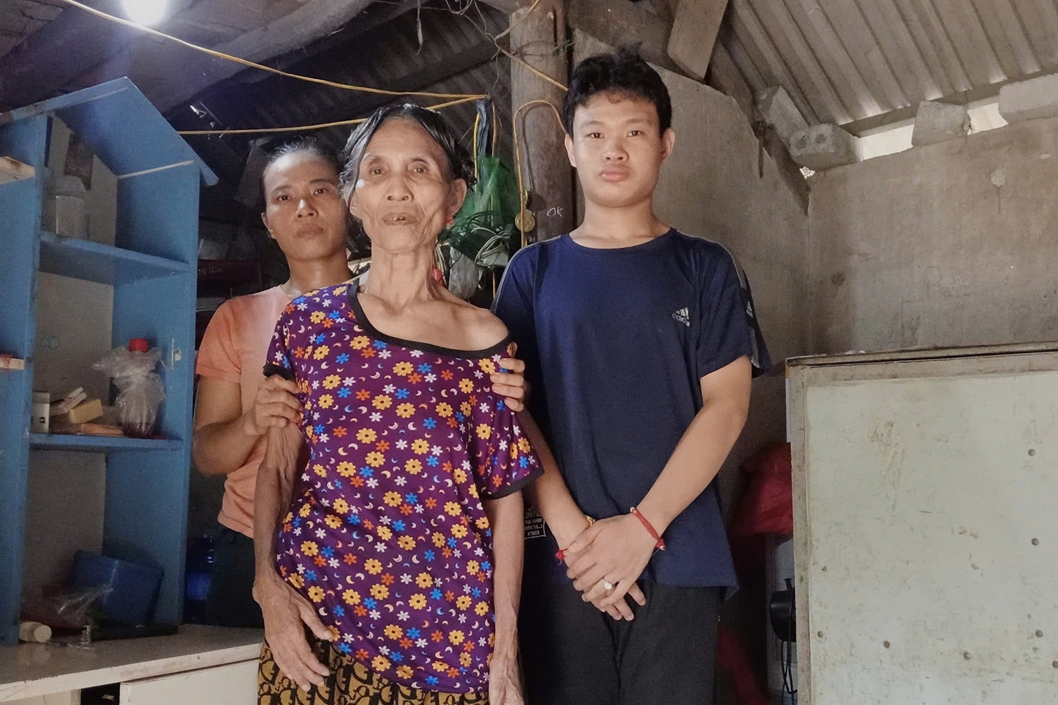 Xót xa cảnh người phụ nữ đơn thân kiệt sức nuôi mẹ tâm thần và con thiểu năng