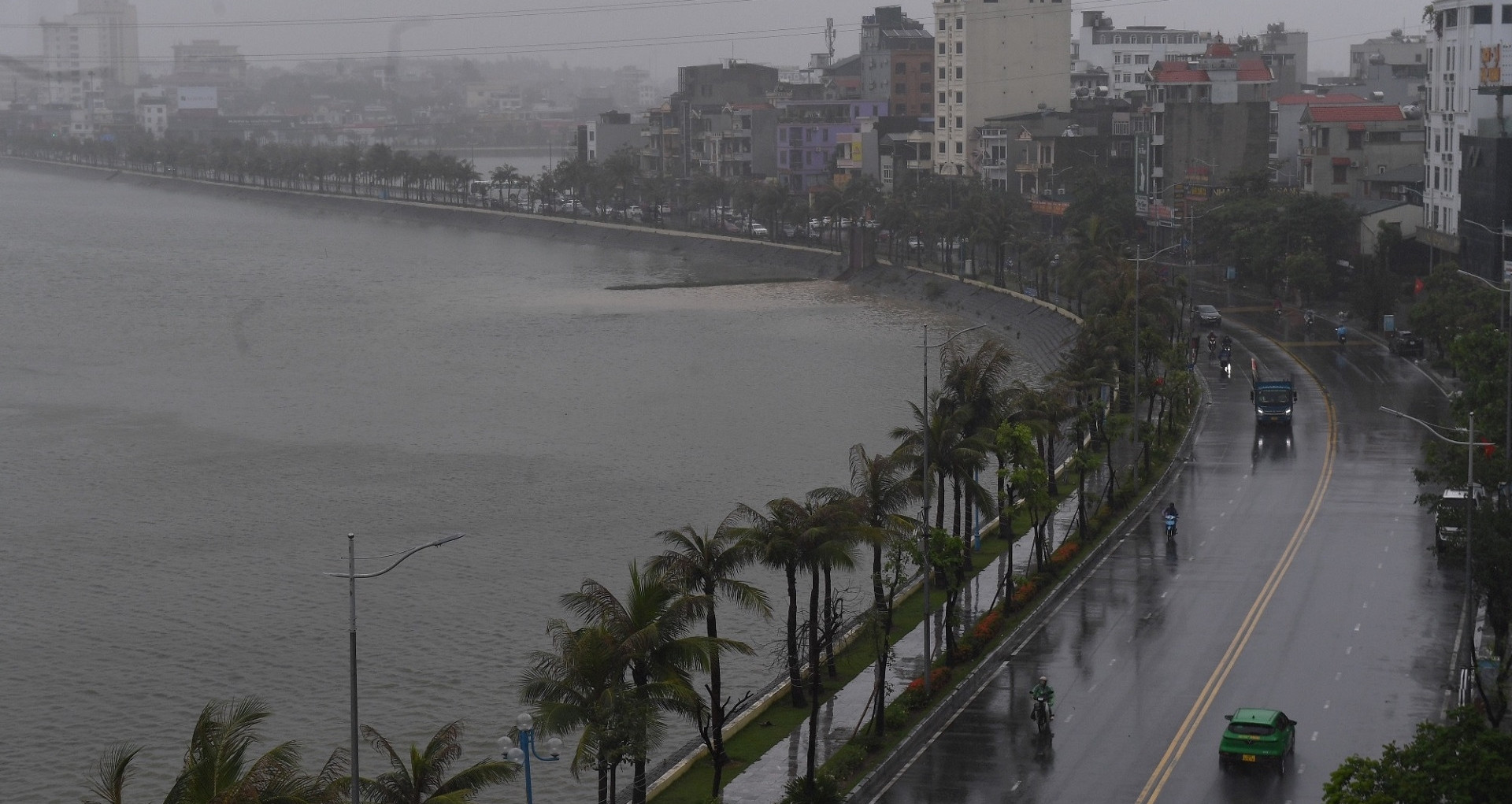 Dự báo thời tiết 24/9/2025: Hà Nội ngày nắng đến 35 độ, miền Bắc mưa xối xả kéo dài