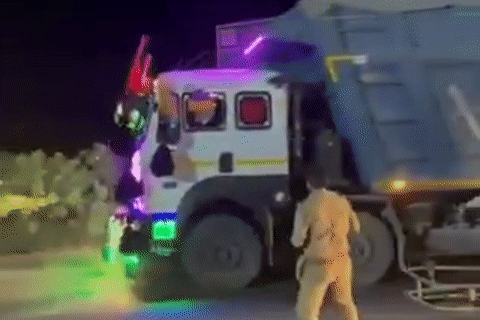 Ba cảnh sát bị đình chỉ công tác vì ném đá vào xe tải chạy trốn lệnh kiểm tra