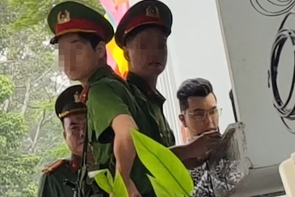 Ca sĩ Ưng Hoàng Phúc, diễn viên Đại An có mặt tại trụ sở Công an TPHCM