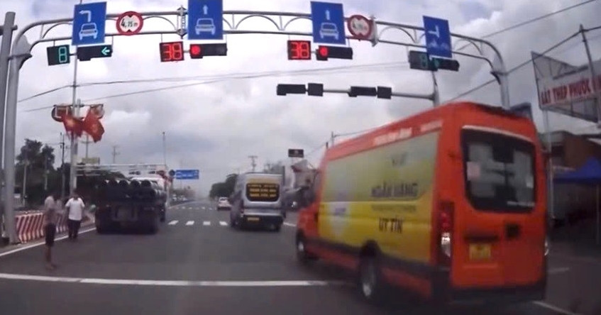Clip: Ô tô nối đuôi vượt đèn đỏ trên QL51 ở TPHCM, người đi bộ sững sờ