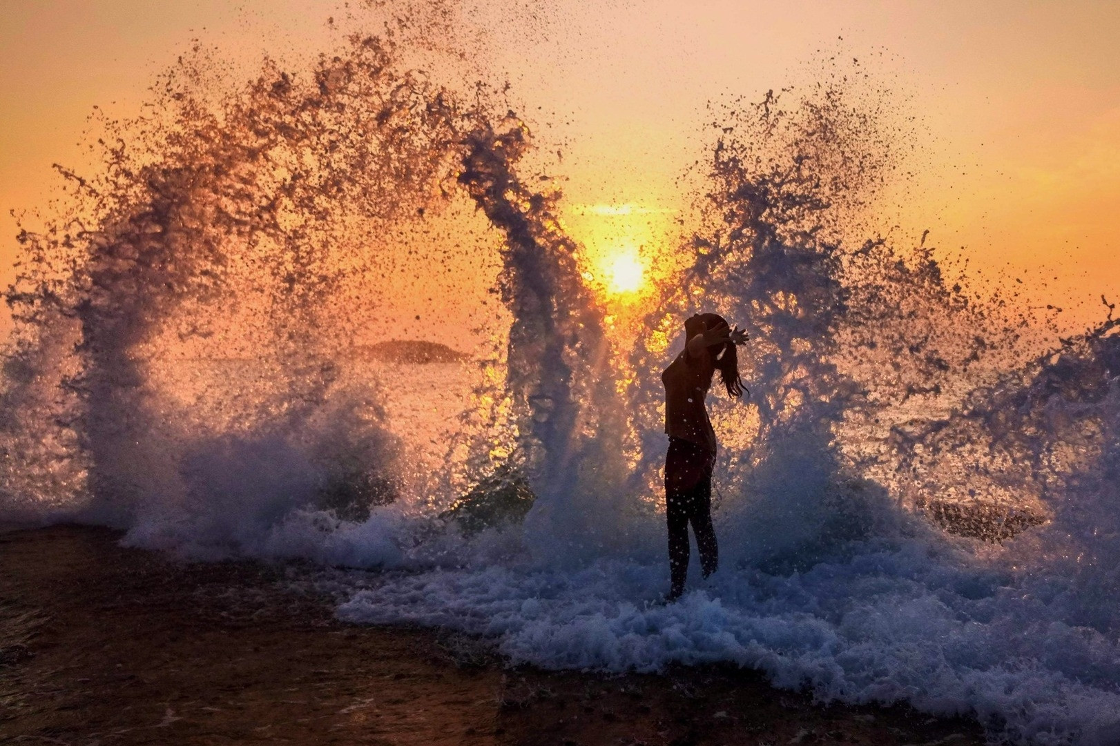 Khách 'săn' cảnh sóng tung bọt trắng xóa, nhìn như ảnh ghép ở Khánh Hòa