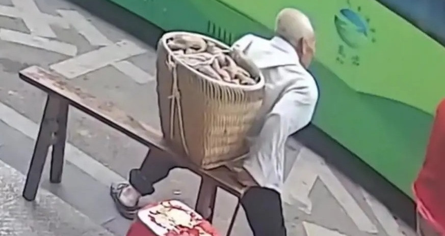 Không đón cụ ông mang giỏ nặng, tài xế xe buýt nhận kết đắng