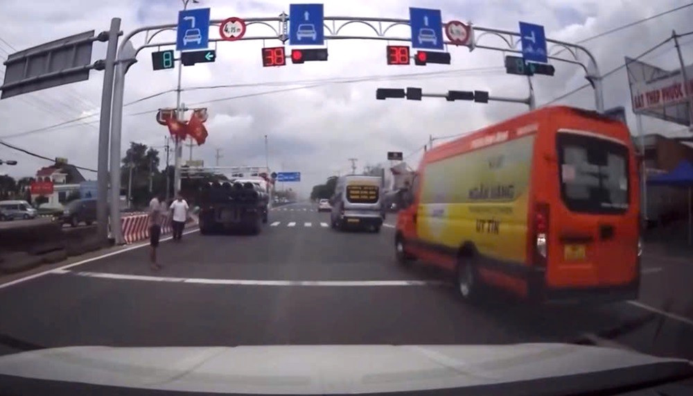 loạt ô tô nối đuôi vượt đèn đỏ trên QL51 ở TPHCM, người đi bộ “thót tim”.jpg