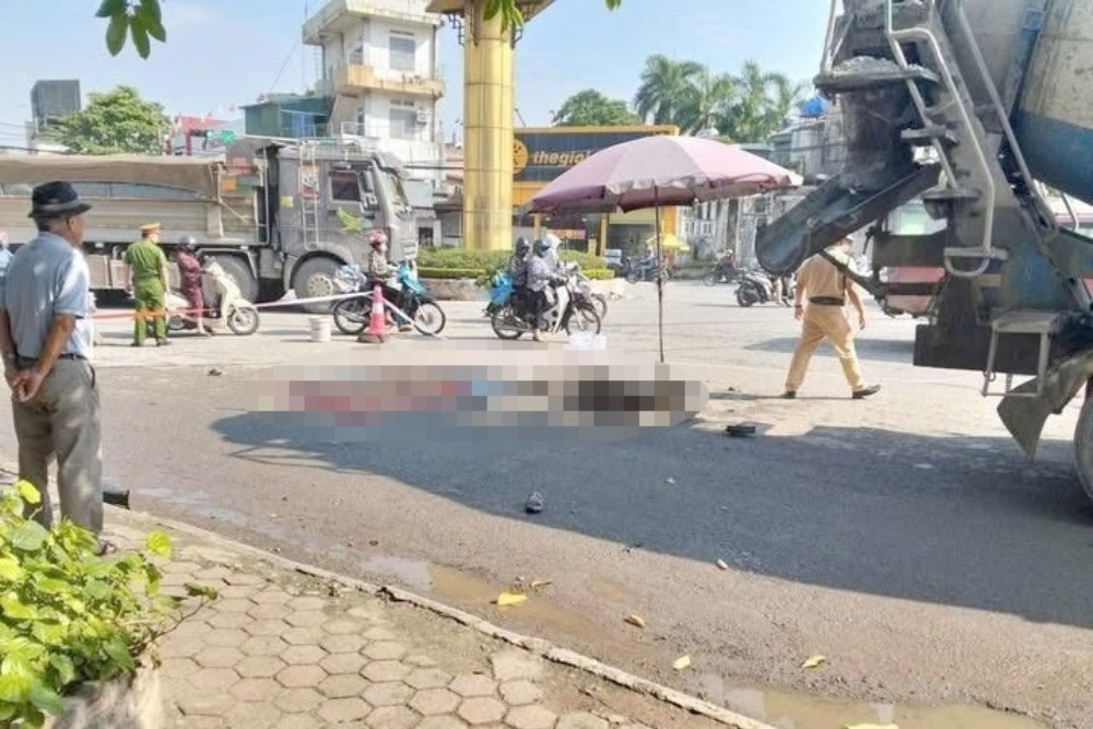 Xe bồn trộn bê tông va chạm xe máy ở Hà Nội, cô gái tử vong thương tâm