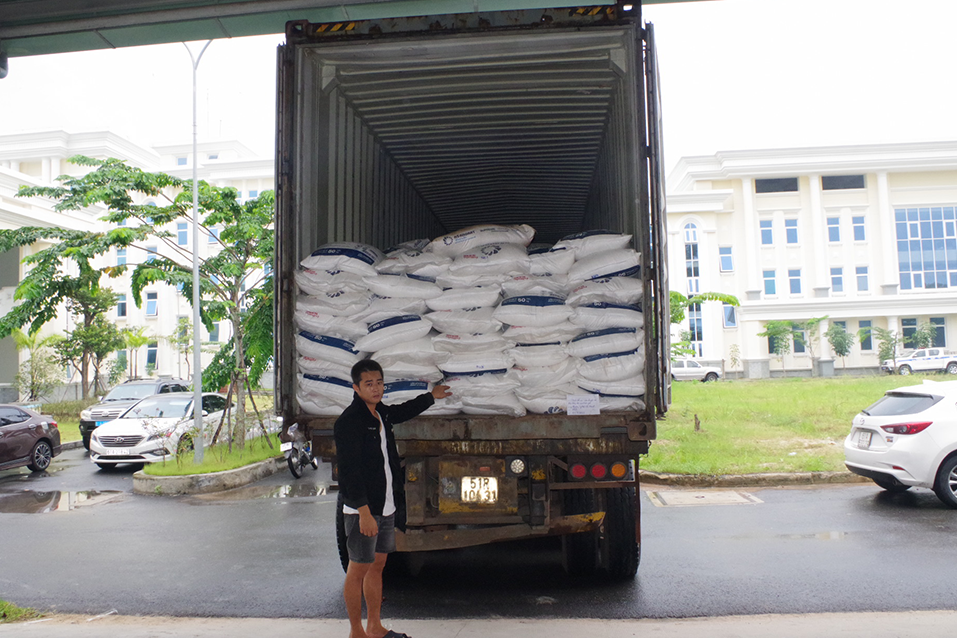 Bắt tài xế chở 40 tấn đường cát lậu từ Campuchia về TPHCM