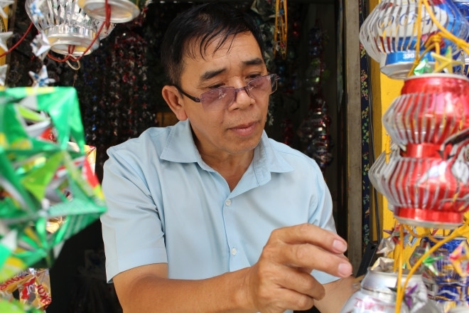 Thợ khóa 30 năm ở TPHCM biến vỏ lon bia thành lồng đèn Trung thu tiền triệu