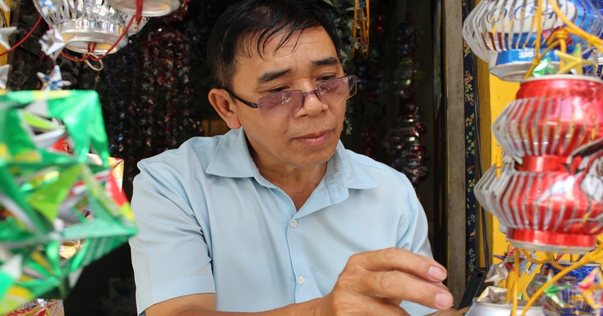 Thợ khóa 30 năm ở TPHCM biến vỏ lon bia thành lồng đèn Trung thu tiền triệu