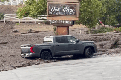 Thót tim cảnh tài xế cứu xe giữa trận lở bùn kinh hoàng