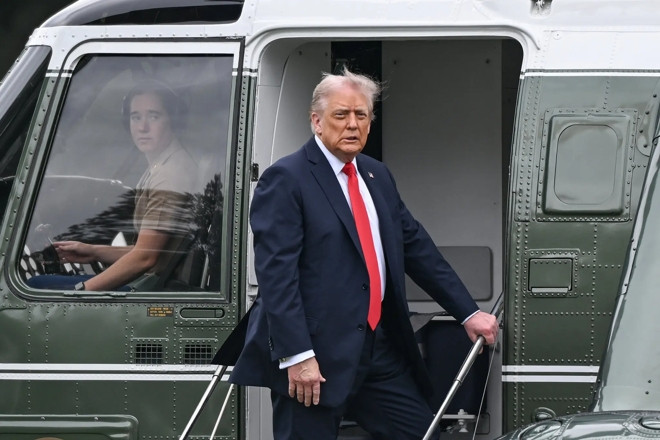 Trực thăng chở ông Trump bị chiếu tia laser, nghi phạm đối mặt án tù 5 năm