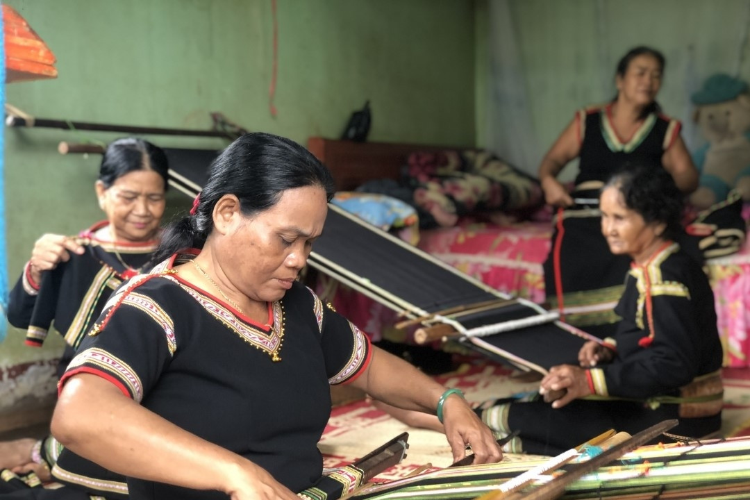 Vượt nghịch cảnh, người phụ nữ Ê Đê khởi nghiệp thành công từ thổ cẩm