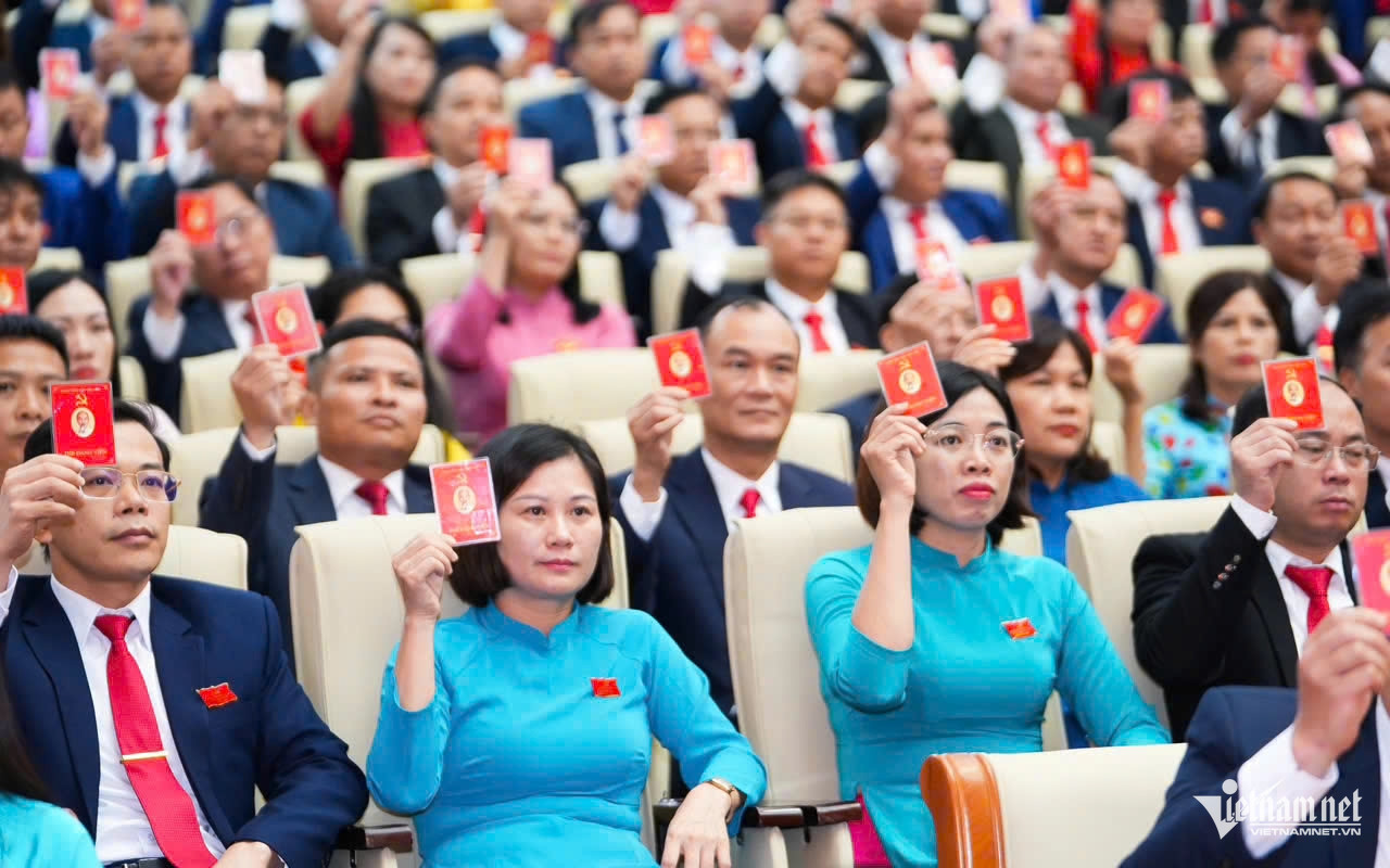 W-Các đại biểu tiến hành biểu quyết bầu Đoàn Thư ký, Ban Thẩm tra tư cách đại biểu, thông qua Chương trình, Nội quy, Quy chế của Đại hội .jpg
