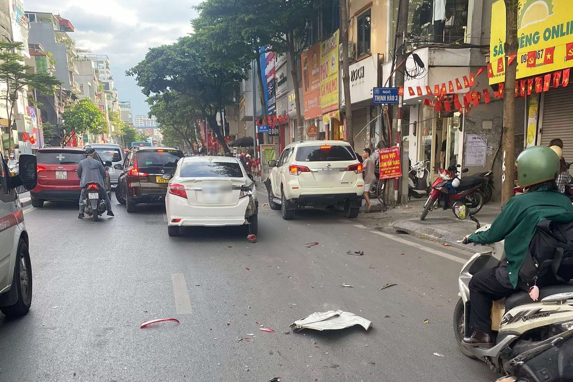 Ô tô con tông liên hoàn trên đường phố Hà Nội, 4 người bị thương