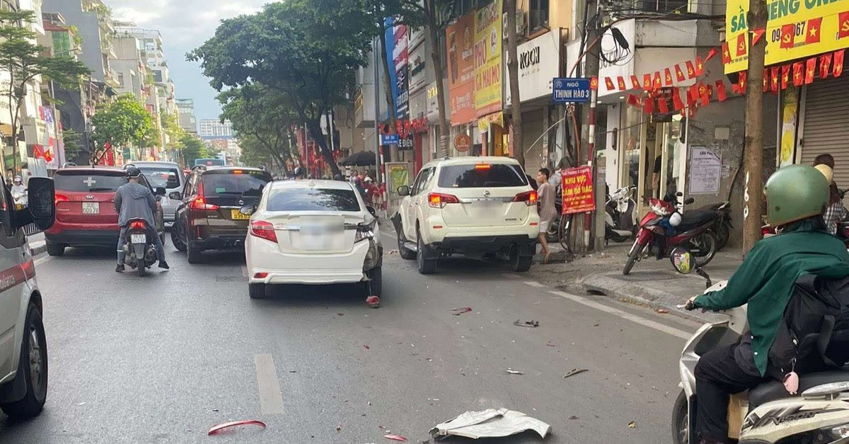 Ô tô con tông liên hoàn trên đường phố Hà Nội, 4 người bị thương