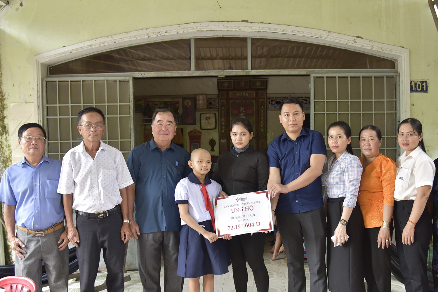 Bạn đọc hỗ trợ bé gái 9 tuổi có nguy cơ mù loà hơn 70 triệu đồng