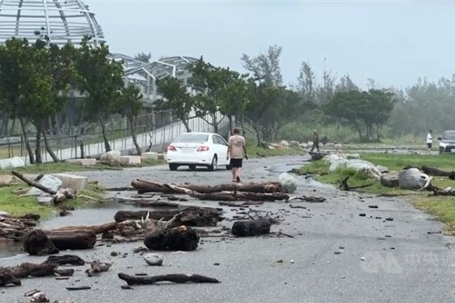 Bão Ragasa hạ cấp xuống 16, Trung Quốc sơ tán hơn 1 triệu người để đề phòng